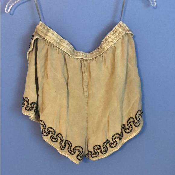 Tan/Cream, Black Earthbound flowy stretchy shorts - Picture 3 of 3